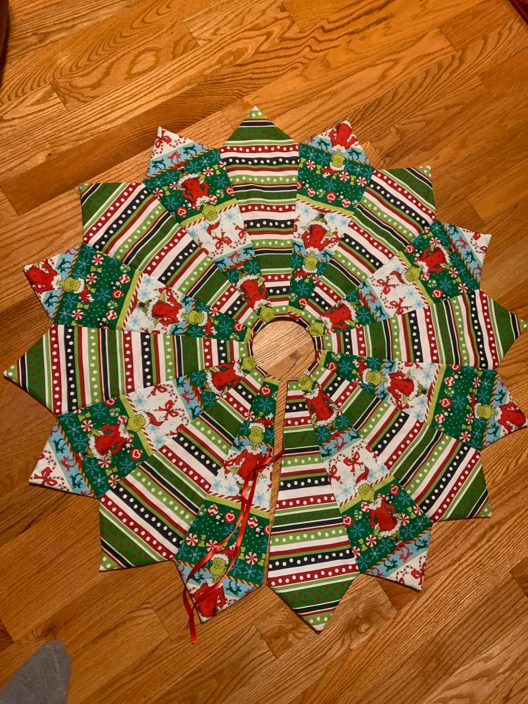 Christmas Tree Skirt, 26, 42, or 60 Inch Diameter, Grinch Who Stole