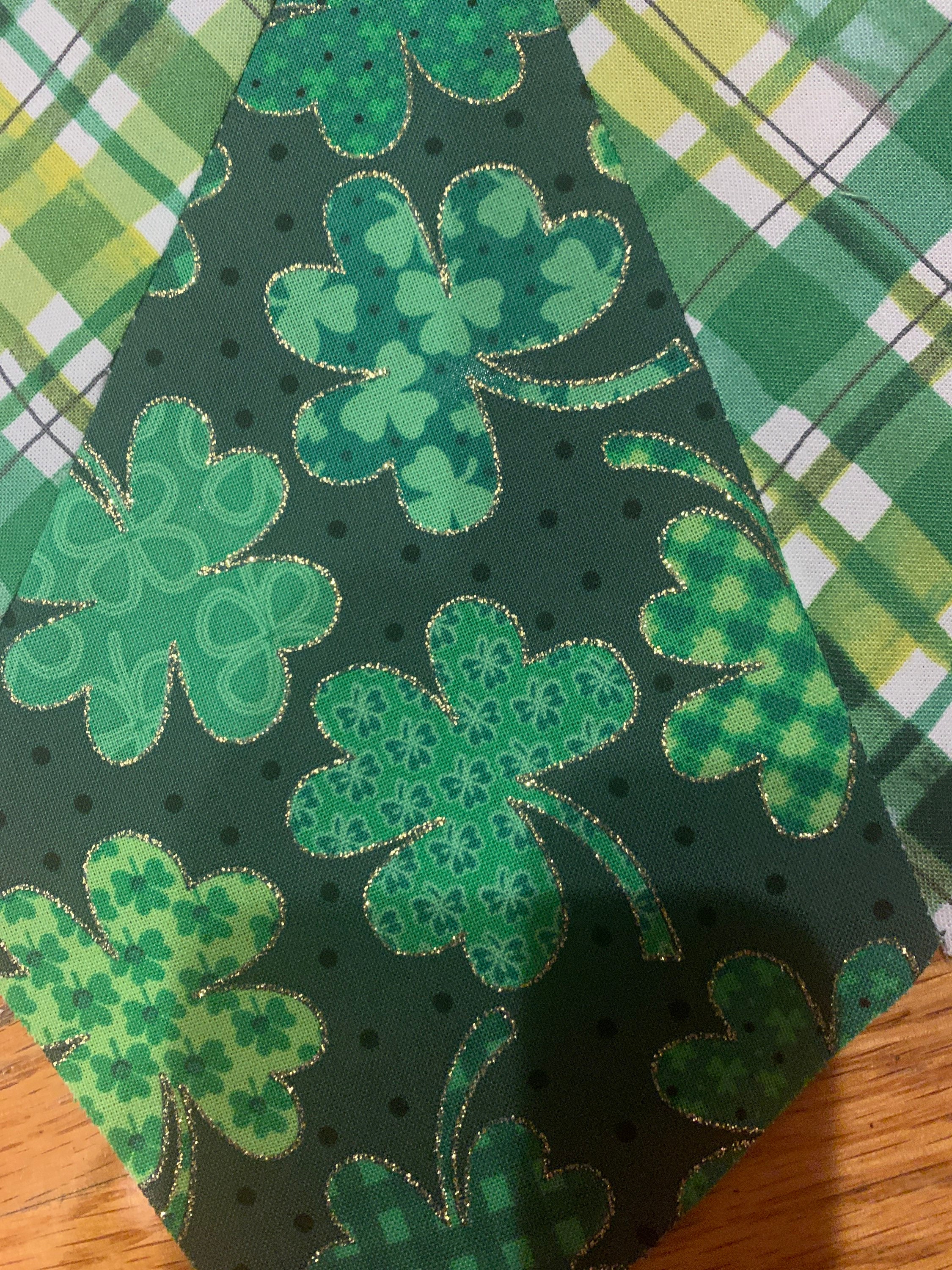 Gonna Per Albero 90 Cm Reversibile San Valentino E San Patrizio – Morbida E Pieghevole Con Cuori E Quadrifogli - 3
