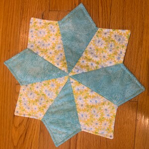 Spring summer  floral placemat, mug rug, table centerpiece, flowers, pink, daisies