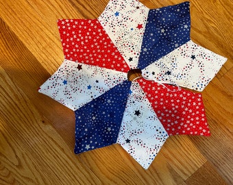 Falda acolchada para árbol de Navidad con motivos patrióticos: decoración de mesa con estrellas rojas, blancas y azules.