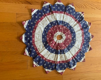 Patriotic  tree skirt, 26 inch diameter, table top, mini, tan/antique white, red, blue, stars, gold, Christmas, quilted