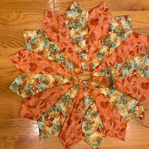 Quilted Autumn Tree Skirt: 26-inch Fall Harvest Tabletop Decor