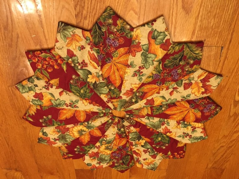 26 inch diameter Fall harvest flowers leaves pumpkins Autumn tree skirt small table top quilted
