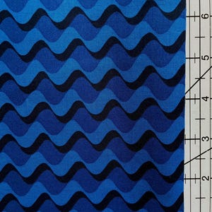 Könnte beinhalten: Ein Stoff mit einem sich wiederholenden Muster aus horizontalen Wellenlinien in den Farben Dunkelblau, Mittelblau und Hellblau. Ein weißes Lineal mit schwarzen Markierungen ist am rechten Rand sichtbar und zeigt ein Maß von 17,78 cm.