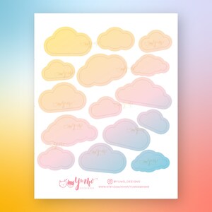Puede incluir: Una hoja de pegatinas imprimibles con 13 formas de nubes en varios colores pastel, incluyendo amarillo, naranja, rosa y azul. Las nubes est&aacute;n delineadas en negro y tienen un efecto degradado. La hoja incluye el texto "Yumo Designs" y una direcci&oacute;n de sitio web.