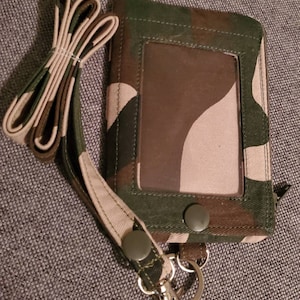 Monedero con llavero y estampado de camuflaje verde militar súper lindo