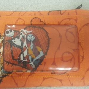 Llavero con billetera con identificación y estampado inspirado en pesadillas súper lindo