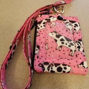 Llavero/cordón para billetera con identificación con estampado de vaca y leche MooMoo en color rosa súper lindo