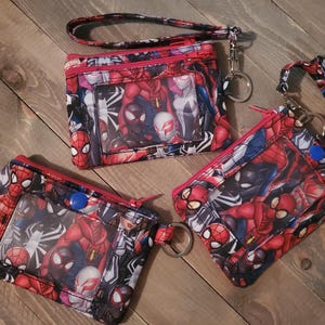 Monedero y llavero con forma de moneda y tarjeta de identificación con estampado de cómic de Spider Hero y sus amigos
