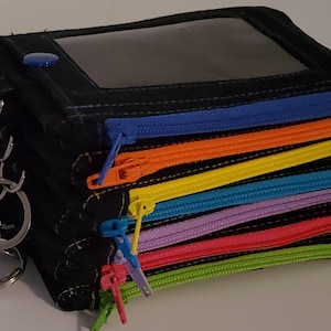 Monedero/llavero con estampado de identificación súper lindo en negro sólido con ribetes en lima, amarillo, turquesa, rojo, rosa, naranja, azul y violeta claro