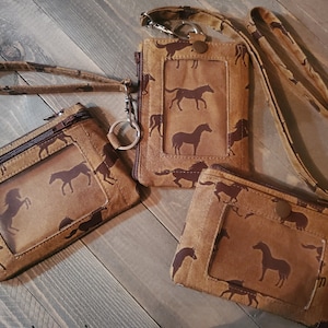 Llavero y cordón para identificación con estampado de caballos salvajes marrones súper lindos