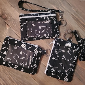 Monedero/llavero con estampado de notas musicales en blanco y negro muy bonito