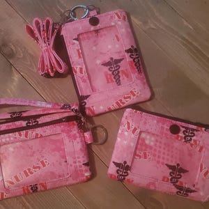 Monedero y llavero con diseño de enfermera en color rosa súper lindo