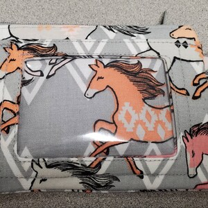 Monedero con llavero y estampado de caballos salvajes en gris súper lindo
