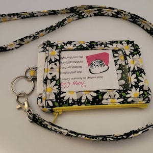 Monedero, llavero y cordón para la muñeca con estampado de margaritas negras súper lindo