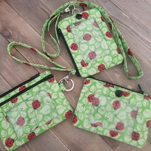 Monedero con cremallera y estampado de mariquitas color lima súper lindo