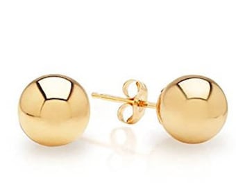 Può includere: Un paio di orecchini a lobo in oro a forma di sfera. Gli orecchini sono semplici e classici e sarebbero un ottimo regalo per ogni occasione.
