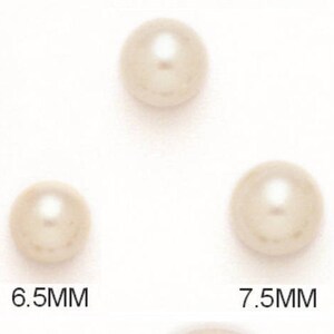 May include: Several creamy white pearls of varying sizes are displayed against a white background. The image includes two pearls labeled 6.5MM and 7.5MM, indicating their diameter. The pearls have a smooth, lustrous surface.