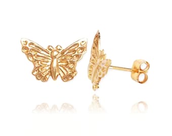 Puede incluir: Un par de pendientes de botón de mariposa de oro. Los pendientes están hechos de metal dorado brillante y presentan un diseño de mariposa detallado.