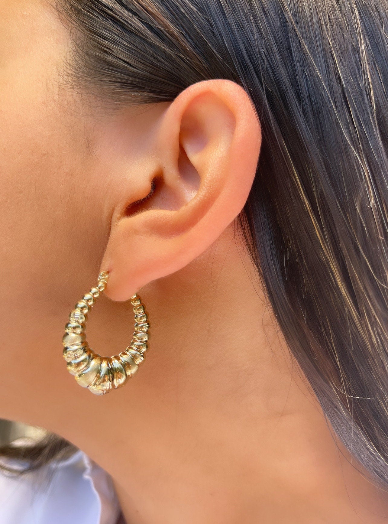 Orecchini A Cerchio Oro Giallo 14K - Forma Ovale Graduate, 24mm - Eleganti E Lucidi