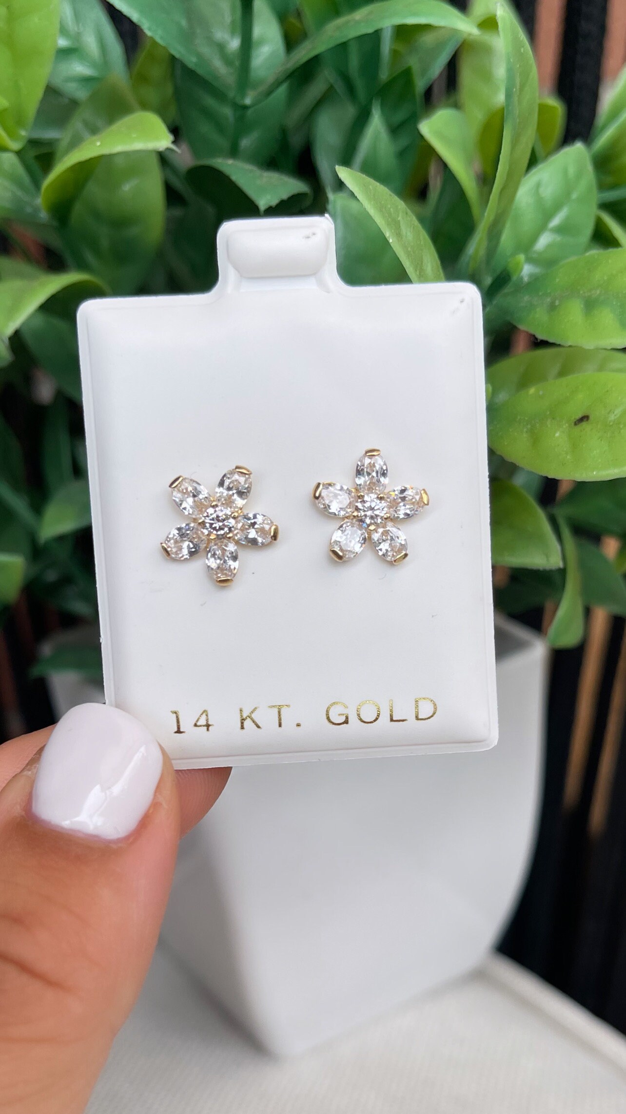 Orecchini a vite con borchie in oro giallo 14k e giadeite Orecchini a vite con borchie in oro giallo 14k e giadeite