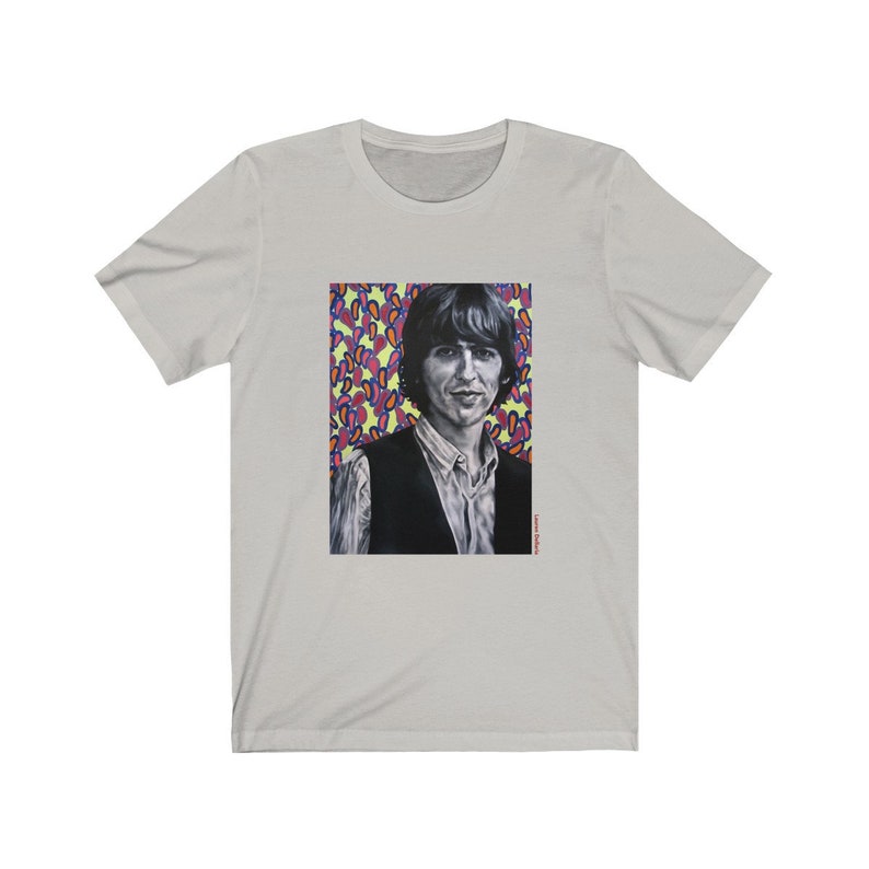 Puede incluir: Un retrato en blanco y negro de un hombre con una camisa azul claro y un chaleco oscuro. El fondo es un patr&oacute;n colorido de rosa, morado, amarillo y naranja.
