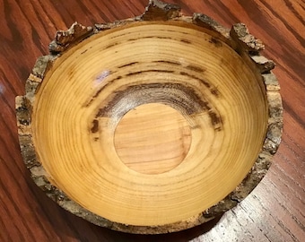Hand gedraaide Hackberry Bowl met natuurlijke schors rand