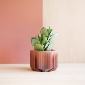 Terrakotta-rosa Pflanzgefäß – PRAH, einzigartig strukturierter und minimalistischer Blumentopf – ideales Geschenk für Pflanzenliebhaber!