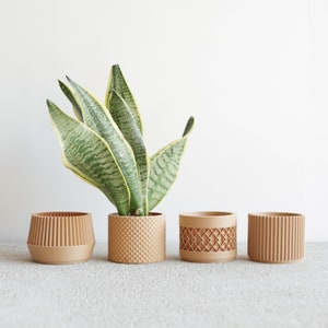 Set mit 4 geometrisch bedruckten Pflanzgefäßen aus Holz – originelles Geschenk