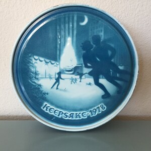 Vintage Christmas Tin: 1978 Keepsake Holiday Skating Scene