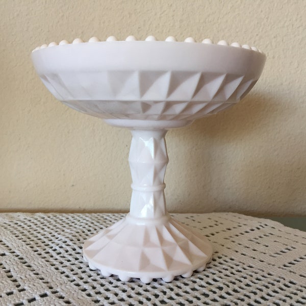 Jeannette Milk Glass Pink Piédestal Candy Dish - Shell Pink Milk Glass Candy Dish - vintage Jeannette Glass Candy Dish