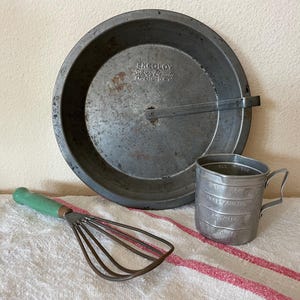 Vintage Ekcoloy Silver Beauty Pie Tin - 10&quot; Kitchen Decor