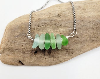 Bransoletka ze szkła morskiego w kolorze zielonej piany morskiej: stal nierdzewna, styl nadmorski