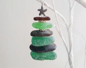 Ozdoba choinkowa ze szkła morskiego: zielone i brązowe szkło plażowe