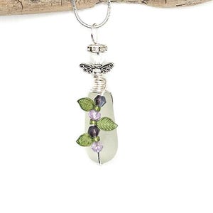 Colar com pingente de anjo da guarda em vidro do mar genuíno, com cristais e folhas.