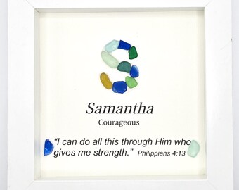 Könnte beinhalten: Ein weiß gerahmtes Bild mit einem Seeglasbuchstaben "S" und dem Namen Samantha, dem Wort Mutig und dem Zitat "Ich kann alles durch Ihn tun, der mir Kraft gibt." Philipper 4:13