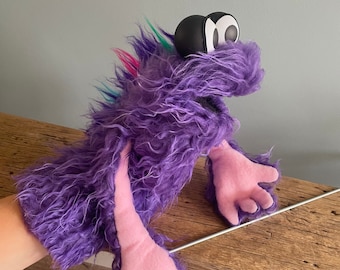 Mowie, Junior Puppet, Monster Puppet, Muppet Monster, Sesamstraat, Bontmonster, Buikspreken, poppenspel, theaterprop, bedtijdverhaalpop