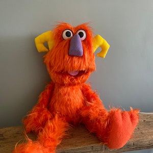 Mizzery, Muppet-pop, Professionele handpop, Monster, Beweegbare oogleden, Buiksprekerpop, Poppenspeler-pop, handstaven, Bontmonster