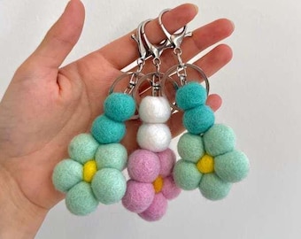 Felt Flower Bag Charm, Handmade Flower Keychain, Cute Daisy Charm Accessory for Handbags, Floral Bag Trinket