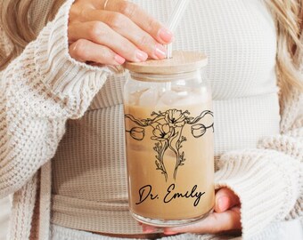 Taza de vidrio OBGYN con nombre personalizado con tapa y paja, regalo personalizado de Obgyn, taza de café helado para obstetra y ginecólogo, taza de útero floral