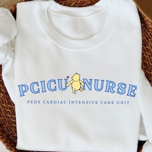 PCICU Krankenschwester Sweatshirt Classic Winnie the Pooh Sweatshirt Pädiatrische Herz Intensivstation RN Pullover PEDS Icu Pflege Geschenk