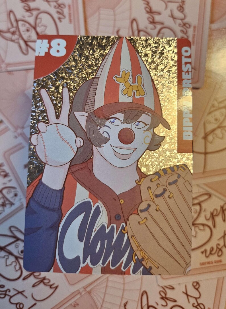 Peut inclure: Une carte &agrave; collectionner rectangulaire &agrave; finition holographique repr&eacute;sentant un personnage de clown illustr&eacute; portant une casquette ray&eacute;e avec une ic&ocirc;ne de ballon animal. Le personnage tient une balle de baseball et porte un gant, avec le texte #8 et BIPPY PRESTO visible.