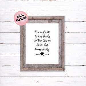 Pu&ograve; includere: Una citazione stampabile in una cornice di legno rustica. La citazione recita "Ci sono amici, c'&egrave; la famiglia, e poi ci sono amici che diventano famiglia." La citazione &egrave; in testo nero con un piccolo cuore nero e una freccia.