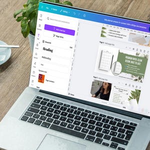 Puede incluir: Un ordenador port&aacute;til muestra una interfaz de dise&ntilde;o con una plantilla de planificador diario. Una taza de caf&eacute; y una peque&ntilde;a planta est&aacute;n en el escritorio de madera. La pantalla muestra texto e im&aacute;genes relacionadas con la planificaci&oacute;n y el dise&ntilde;o.