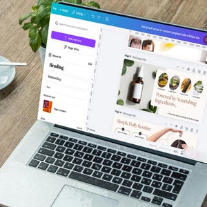 Puede incluir: Un port&aacute;til que muestra una plantilla de dise&ntilde;o para un s&eacute;rum para el crecimiento del cabello. La pantalla muestra una interfaz de dise&ntilde;o con texto e im&aacute;genes, incluyendo una botella de producto y las palabras "Powered by Nourishing Ingredients". Una taza de caf&eacute; y una planta est&aacute;n en el escritorio de madera.