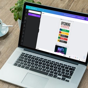 Op de afbeelding: Een laptopcomputer waarop een website wordt weergegeven voor het maken en bewerken van evenementenposters. De website heeft een lichtgrijze achtergrond met een wit tekstvak met de tekst "Upcoming Events" en een kleurrijke afbeelding met de tekst "What's Up?" in neonroze letters. De laptop staat op een houten tafel met een kopje koffie en een notitieblok.