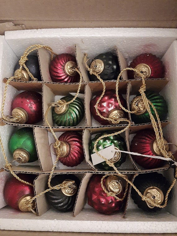 Sold at Auction: Box Lot of Various Christmas Tree Bead Garland