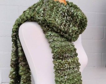 Green wool chunky knit scarf. Merino wool scarf. Ladies green chunky scarf. Hand knit scarf. Winter scarf. Gift for her. Gift for him.