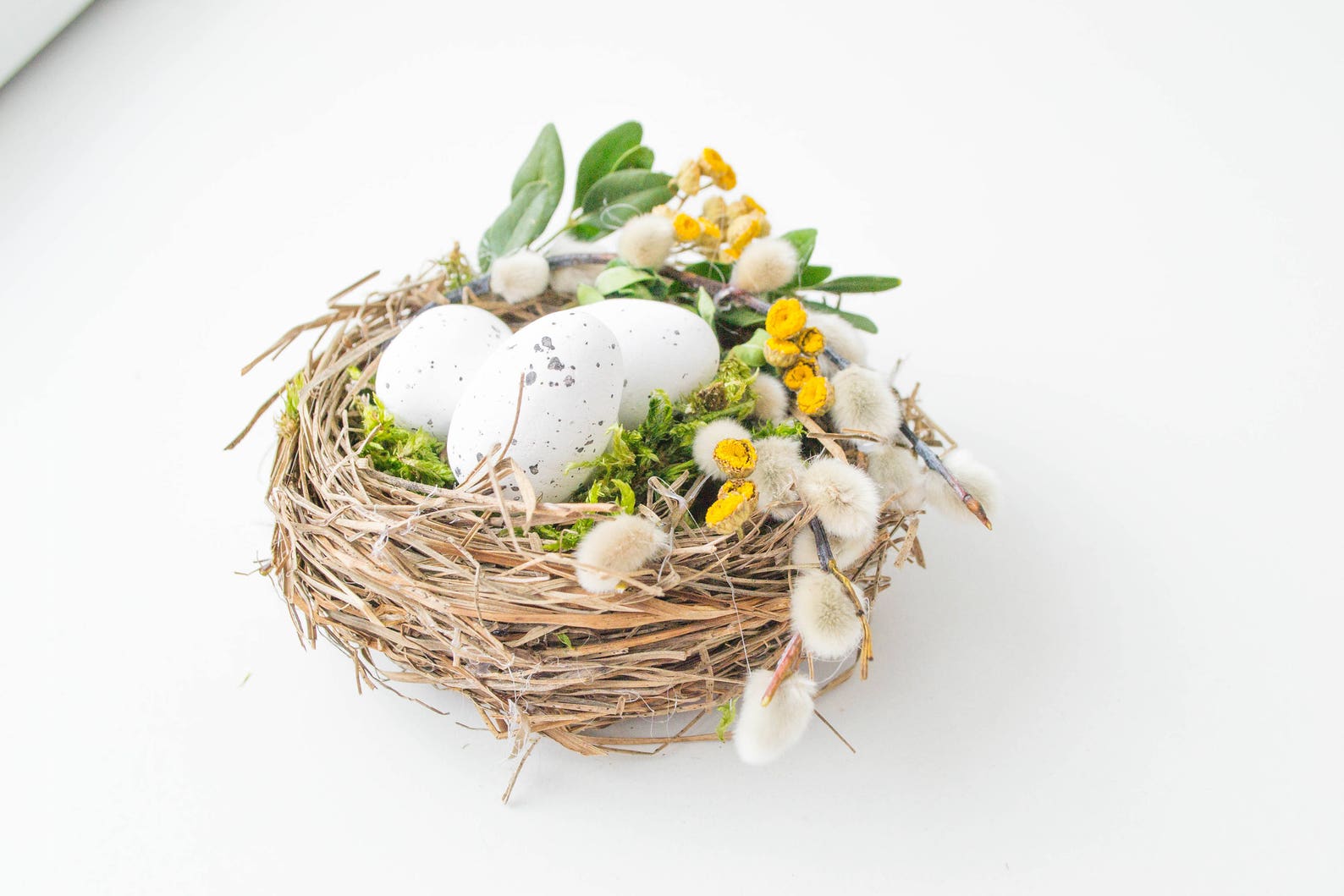 Easter decor, nest, natural material, easter table decoration.
