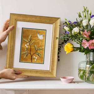 Stampa artistica Rhoda Gold Floral Chinoiserie / Stampa artistica con cornice / Stampa artistica con farfalla / Arte murale dorata / Arte murale Chinoiserie / Arte floreale